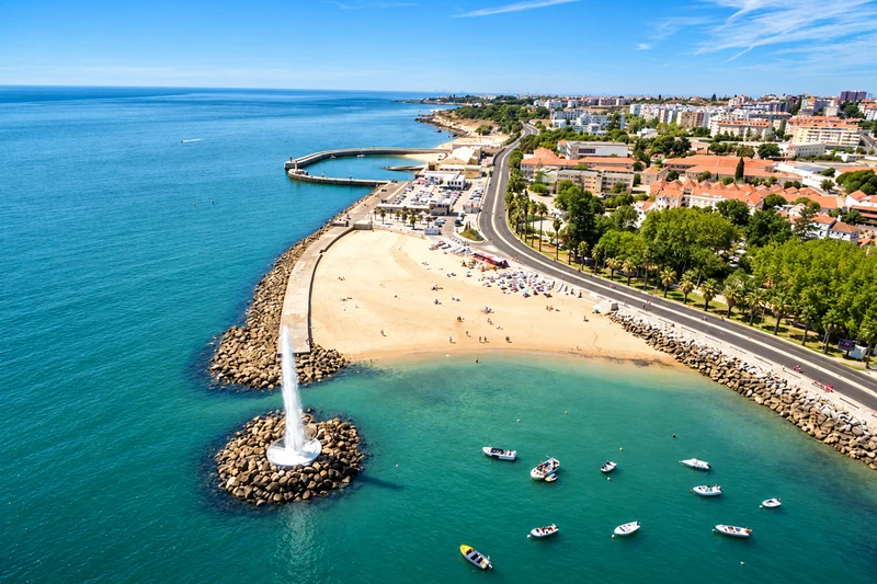 Frente marítima, praia e repuxo de Oeiras vistos do ar